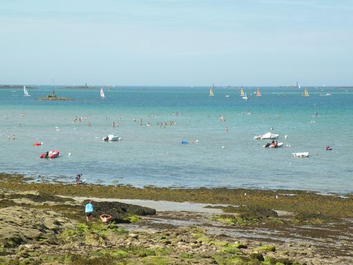  estivants se baignant dans la mer